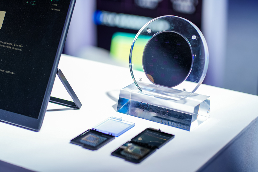 國(guó)產(chǎn)新一代光量子計(jì)算機(jī)首秀 算力媲美頂尖超算，大小僅如冰箱